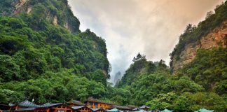 Du lịch Trương Gia Giới ngắm nhìn vẻ đẹp Hồ Bảo Phong